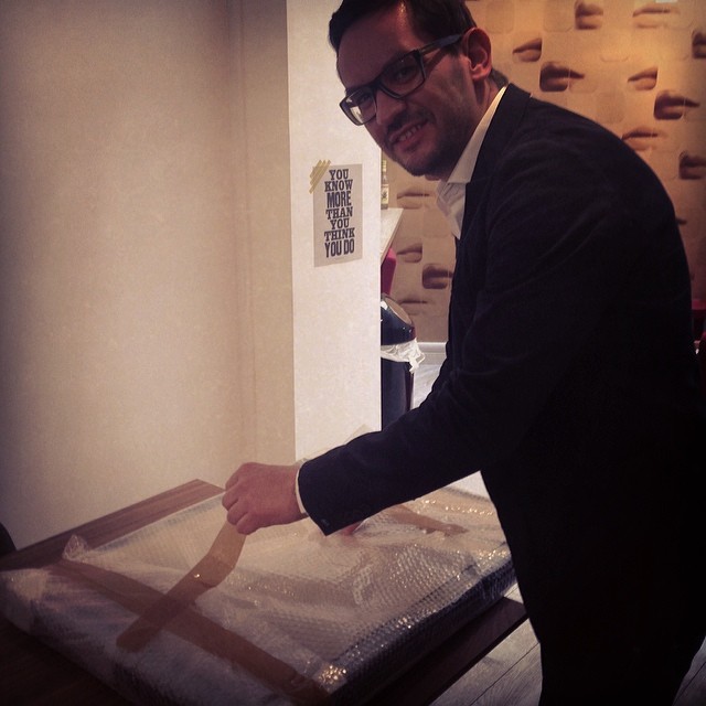 Hagen en pleine préparation du #vernissage de ce soir @remixcoworking