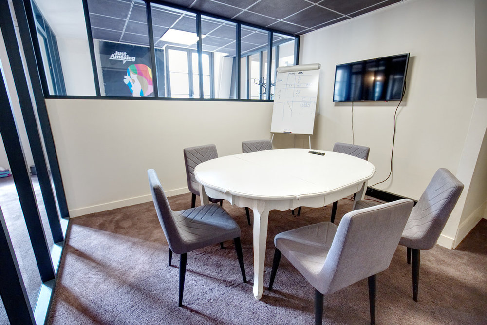 <strong>Salle de Réunion</strong><p>6pax - 75010</p>